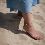 Сребърна Гривна за Глезен Блясък S925 на крак по време на разходка по пясък