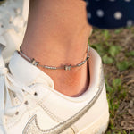 Гривна за глезен с пеперуди, стилен акцент за женствени и ежедневни облекла.
