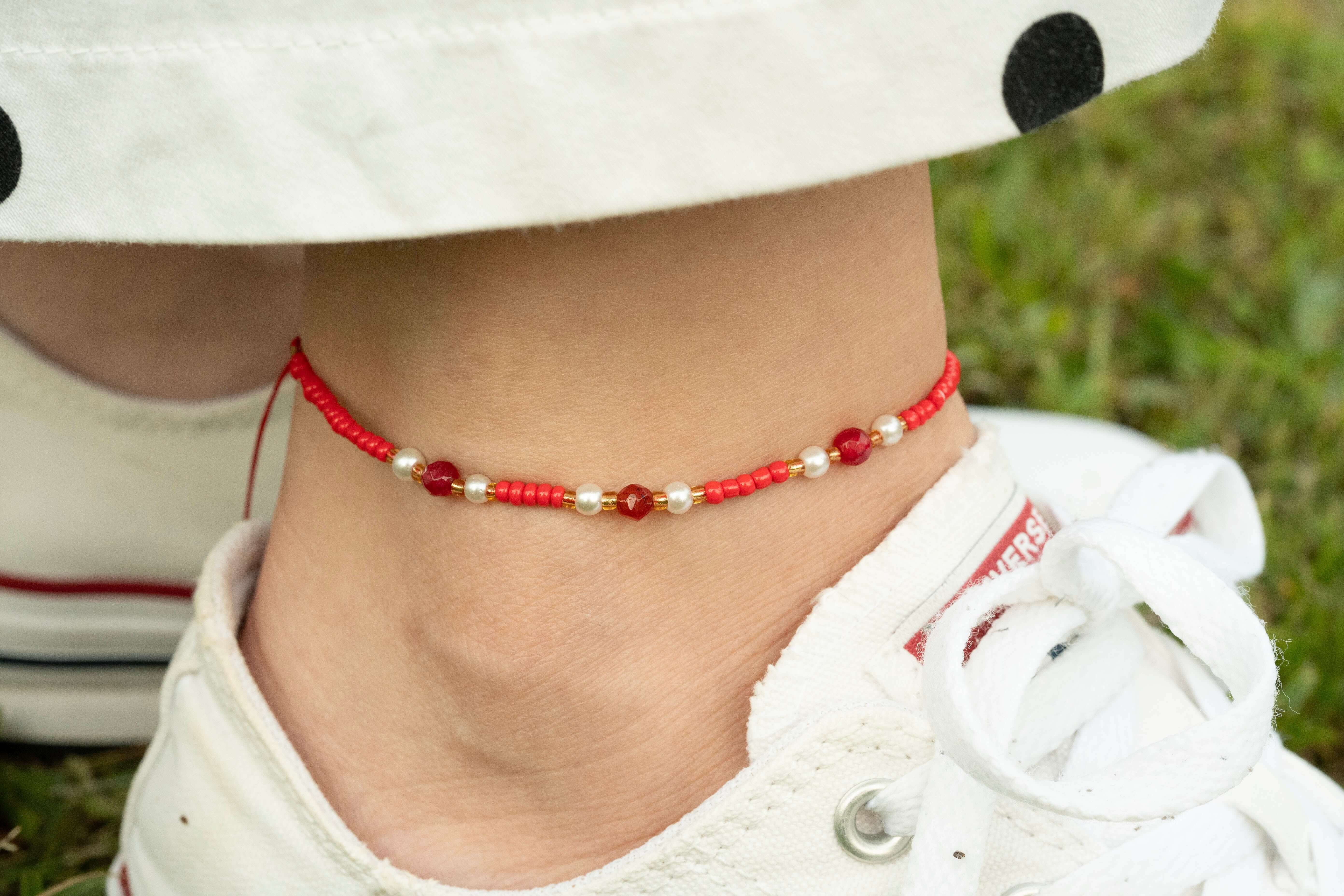 Бохо гривна за глезен с червен конец и цветни мъниста, перфектен летен аксесоар.