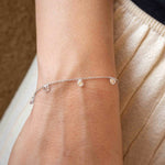 Сребърна гривна Crystal Whisper S925 с малки кристалчета, нежно поклащащи се при движение.