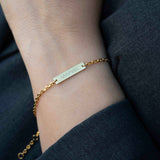 Златиста Гривна Спомен с 18К позлата – Персонализирана с Гравиране на ръка с инициали в елегантен стил.