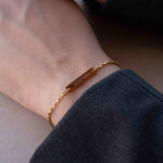 Златиста Гривна Спомен с 18К позлата – Персонализирана с Гравиране на ръката, показваща инициали.