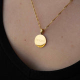 Колието Златен Кръг с 18К Позлата – Персонализирано с Гравиране, златен медальон с инициали на жена.