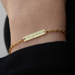 Златиста Гривна Спомен с 18К позлата – Персонализирана с Гравиране на ръка с елегантен дизайн.