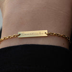 Златиста Гривна Спомен с 18К позлата – Персонализирана с Гравиране на ръка с топъл блясък.