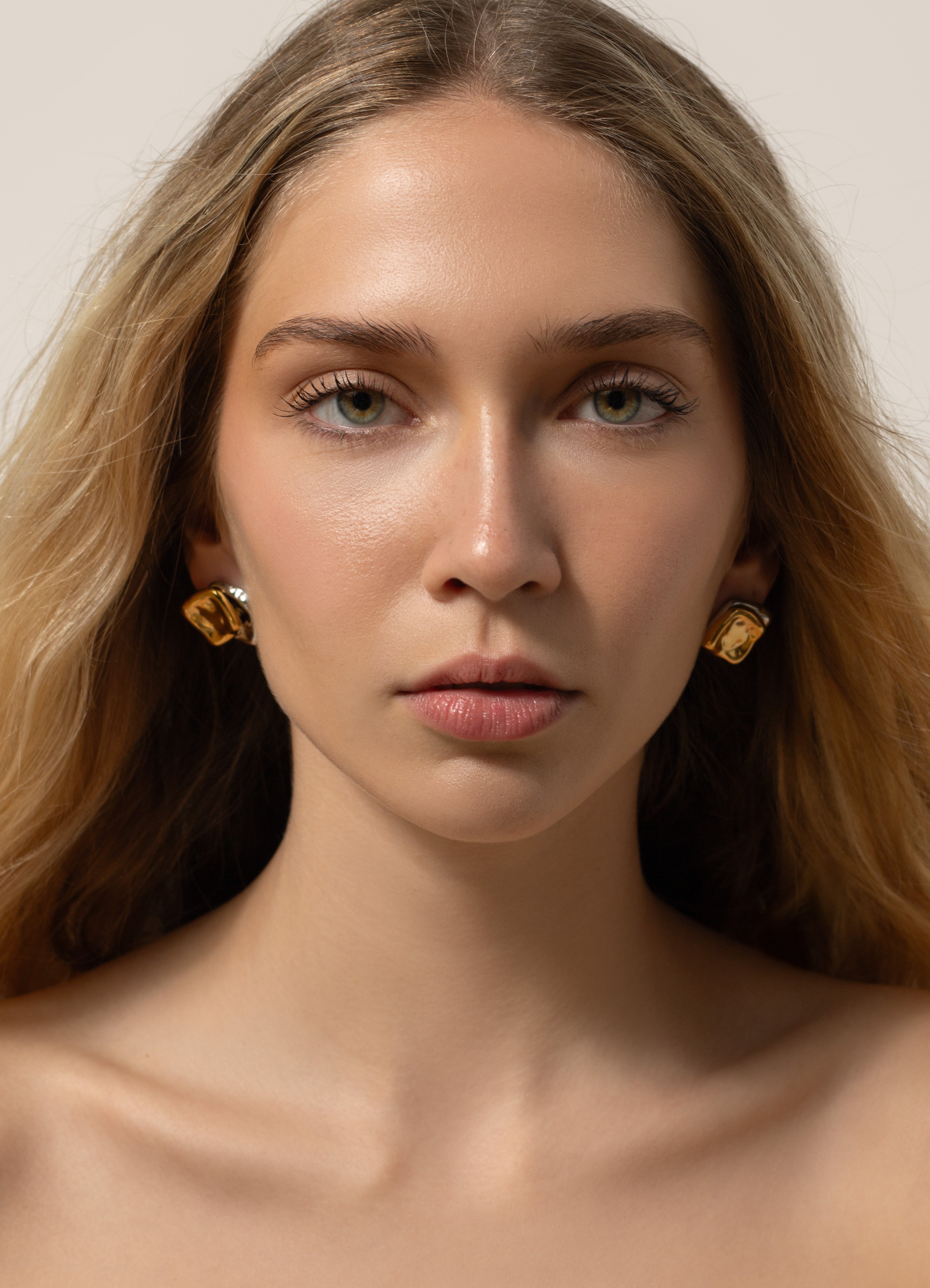 Обеци Сияние Дуо с 18К Позлата, златисти и сребристи, от медицинска стомана 304L, диаметър 2.09 cm.