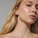 Сребърни Обеци с Розов Кристал S925, елегантен комплект бижута с розов кристал на модела.