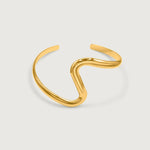 Златиста гривна Wave с 18К златно покритие, медицинска стомана, диаметър 6.6 см, колекция Лято 2025.