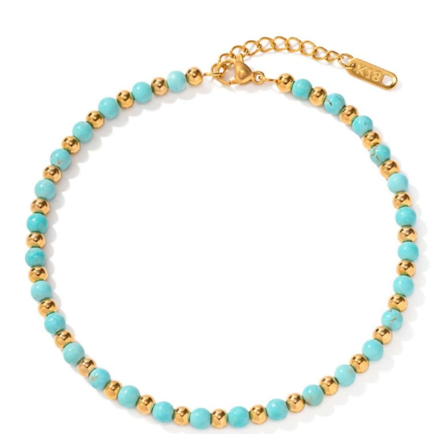 Гривна за глезен Бохо сини мъниста и златисти елементи, изработена от медицинска стомана.