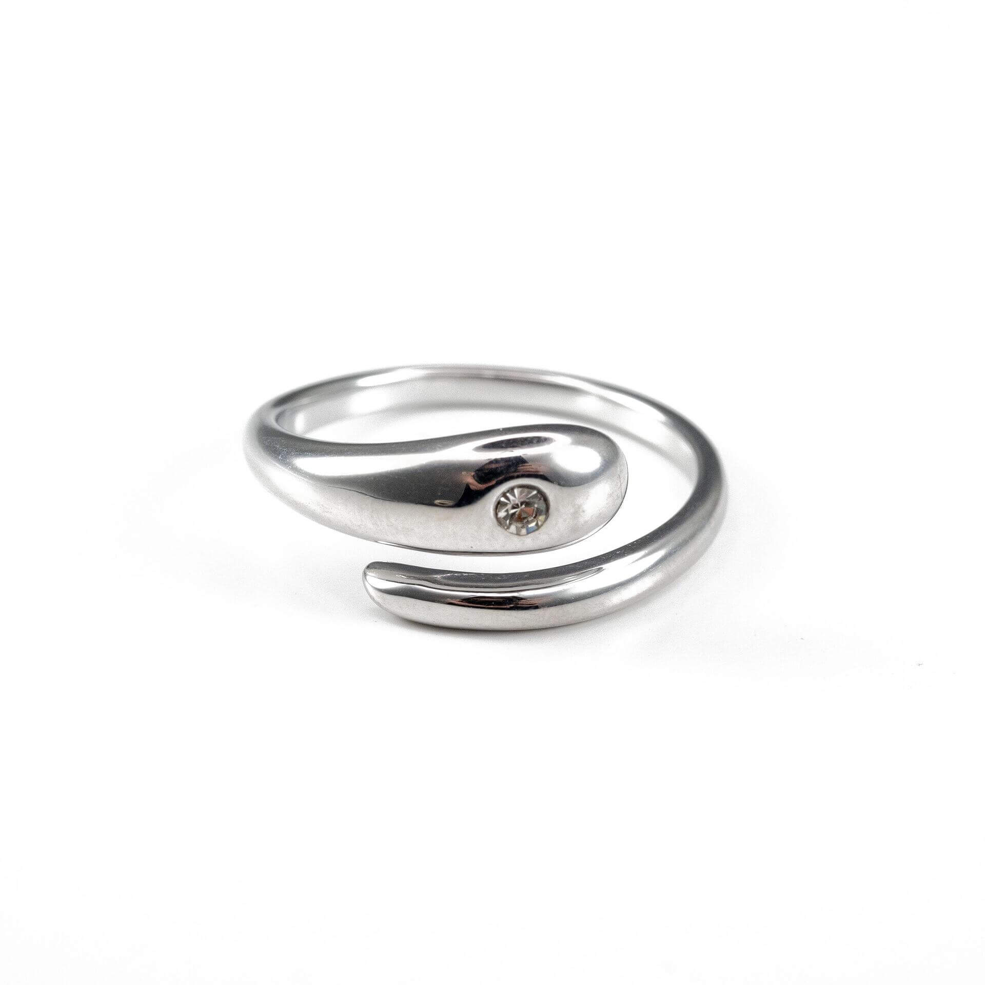 Пръстен Lyna с 18К златно покритие, медицинска стомана 304L, модерен и фин дизайн, регулируем размер.