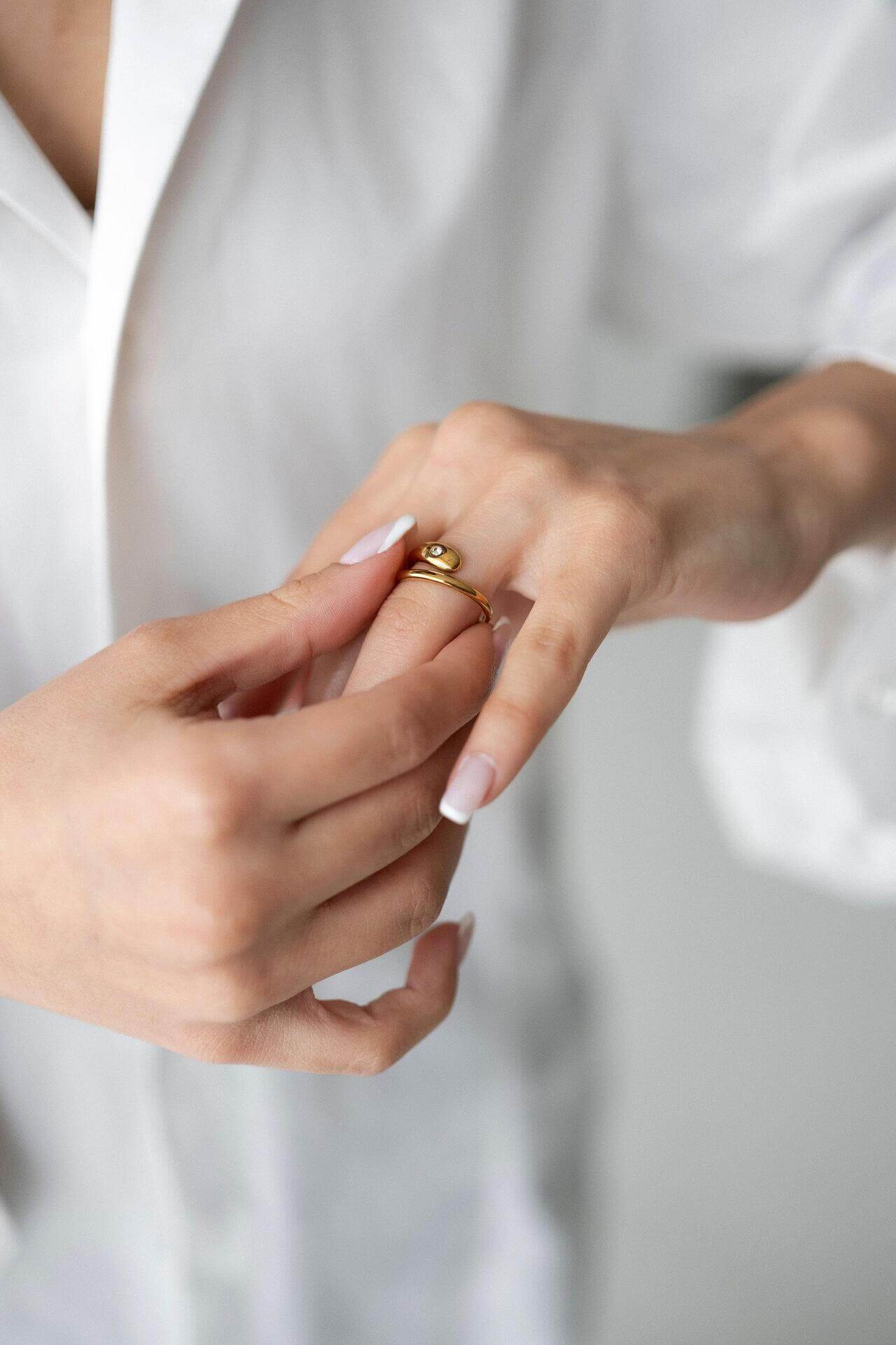 Woman wearing Lyna ring with 18K gold plating, showcasing a modern and elegant style.