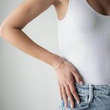 Сребърна гривна Eyes с кристал, стилно носена на ръката, на фон със светли тонове.