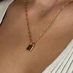 Златисто Колие Катинарче с 18К Позлата – Персонализирано с Гравиране, показано на жена.