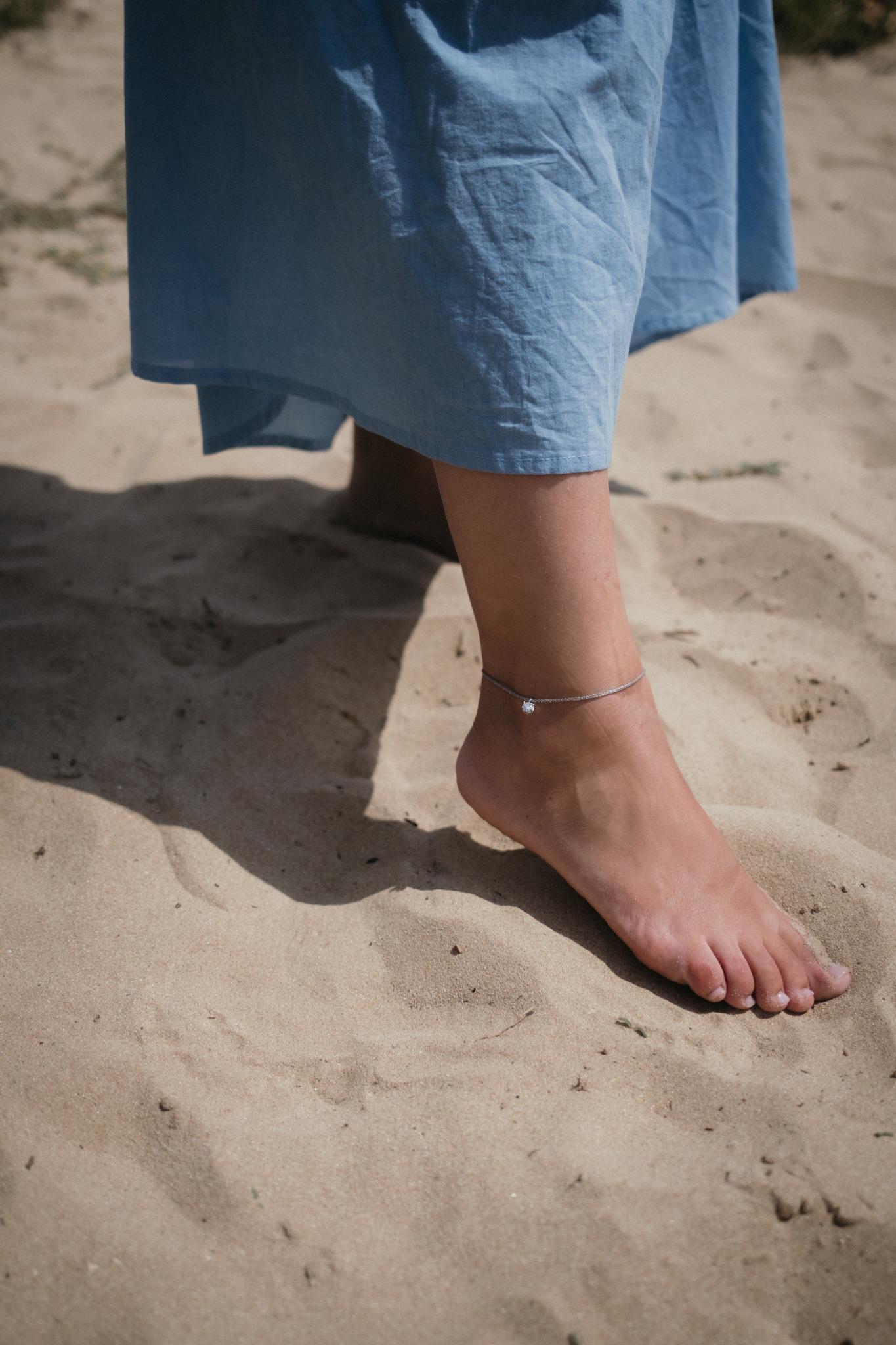 Сребърна Гривна за Глезен Блясък S925 на крак по време на разходка по пясък