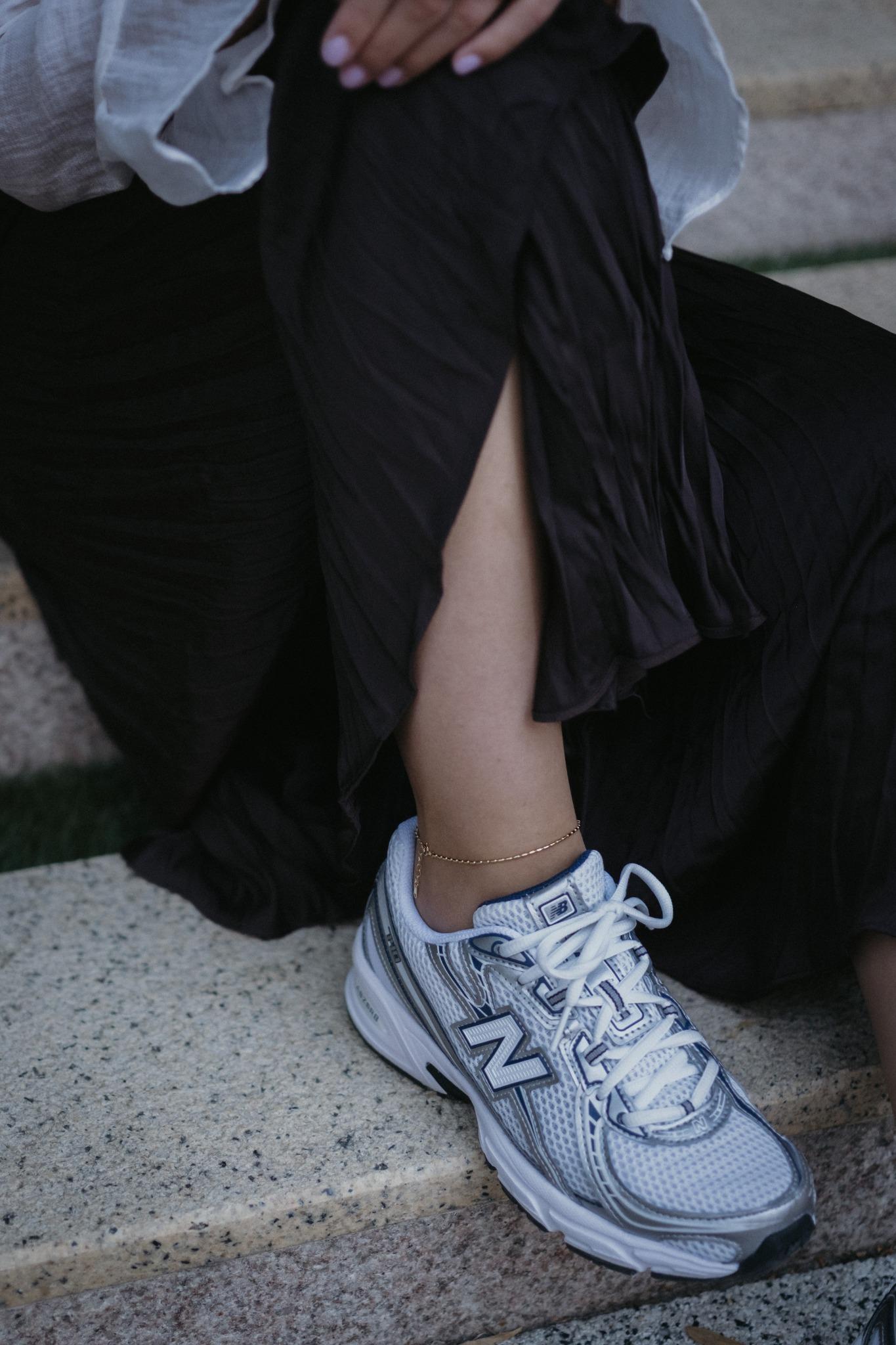 Сребърна Гривна за Глезен Нишка S925 носена с маратонки New Balance на стълби.