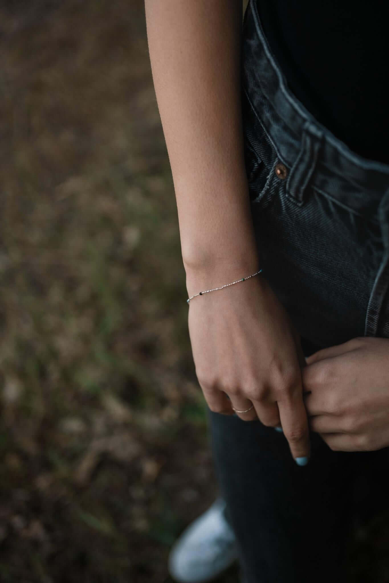 Многоцветна сребърна гривна S925 на ръка, стилно бижу за всекидневна употреба.