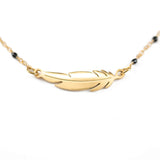 Златисто перо с малки черни топчета