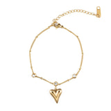 Мека зластиста гривна със сърце и блещукащи камъни, перфектен романтичен аксесоар.