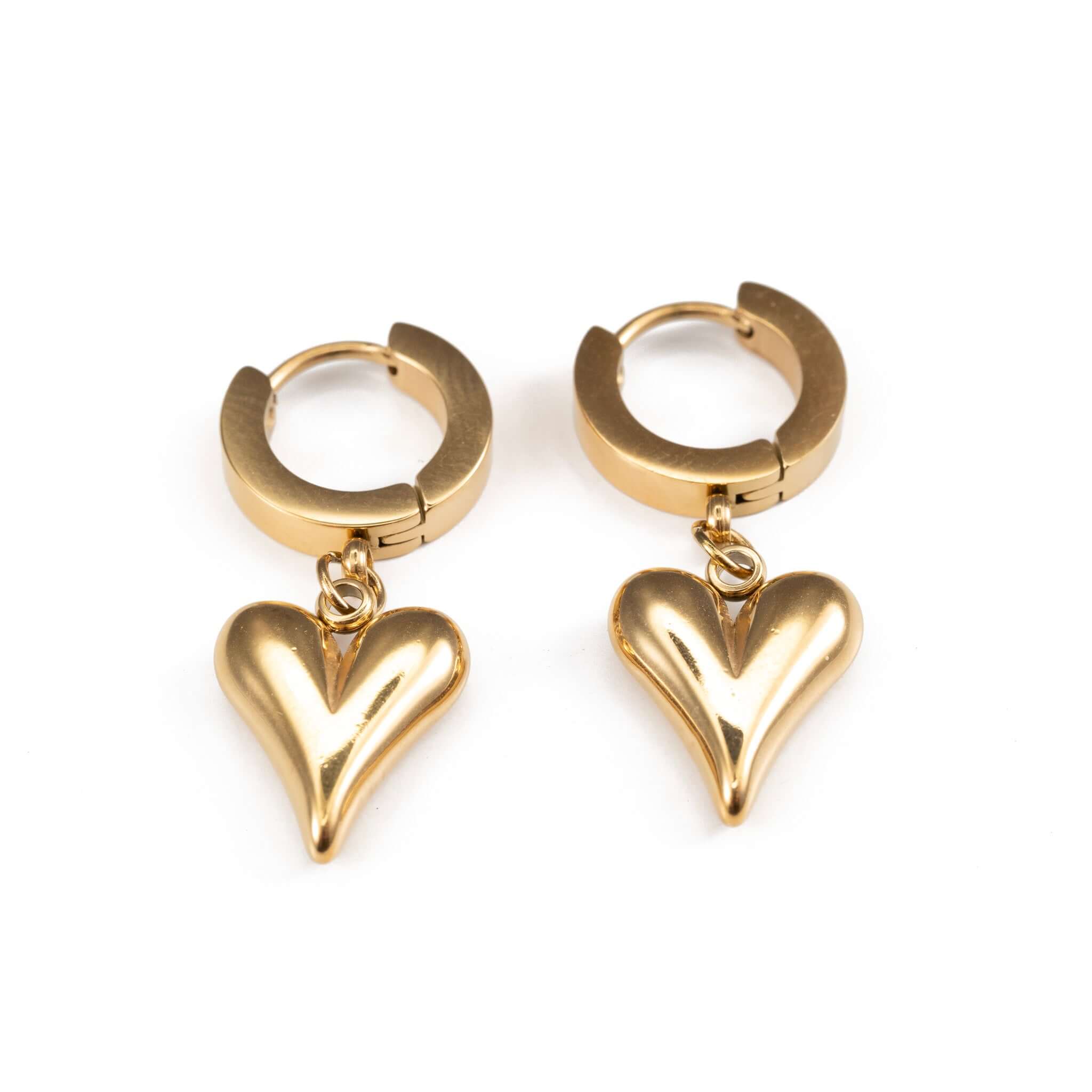 Висящи обеци от медицинска стомана във форма на сърце, златисти, идеални за романтичен стил и ежедневно носене.