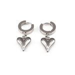 Висящи обеци с форма на сърце от медицинска стомана в сребрист цвят, подходящи за всекидневно носене.