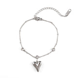 Мека зластиста гривна със сърцевидна висулка и кристали, изработена от медицинска стомана.