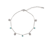 Нежна гривна за глезен с детелини и тюркоазени мъниста, символизираща късмет и хармония.