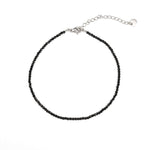 Гривна за глезен с черни мъниста и сребриста закопчалка, универсален аксесоар за стил и настроение.