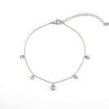 Гривна за глезен с капковидни циркониеви камъни, изработена от медицинска стомана.