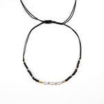 Ръчно изработена гривна с черен конец и перли, елегантен акцента за бохо стил.