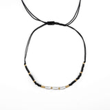 Ръчно изработена гривна с черен конец и перли, елегантен акцента за бохо стил.