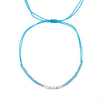 Бохо гривна за глезен с нежни мъниста в синьо и златисти акценти, регулируема и стилна.