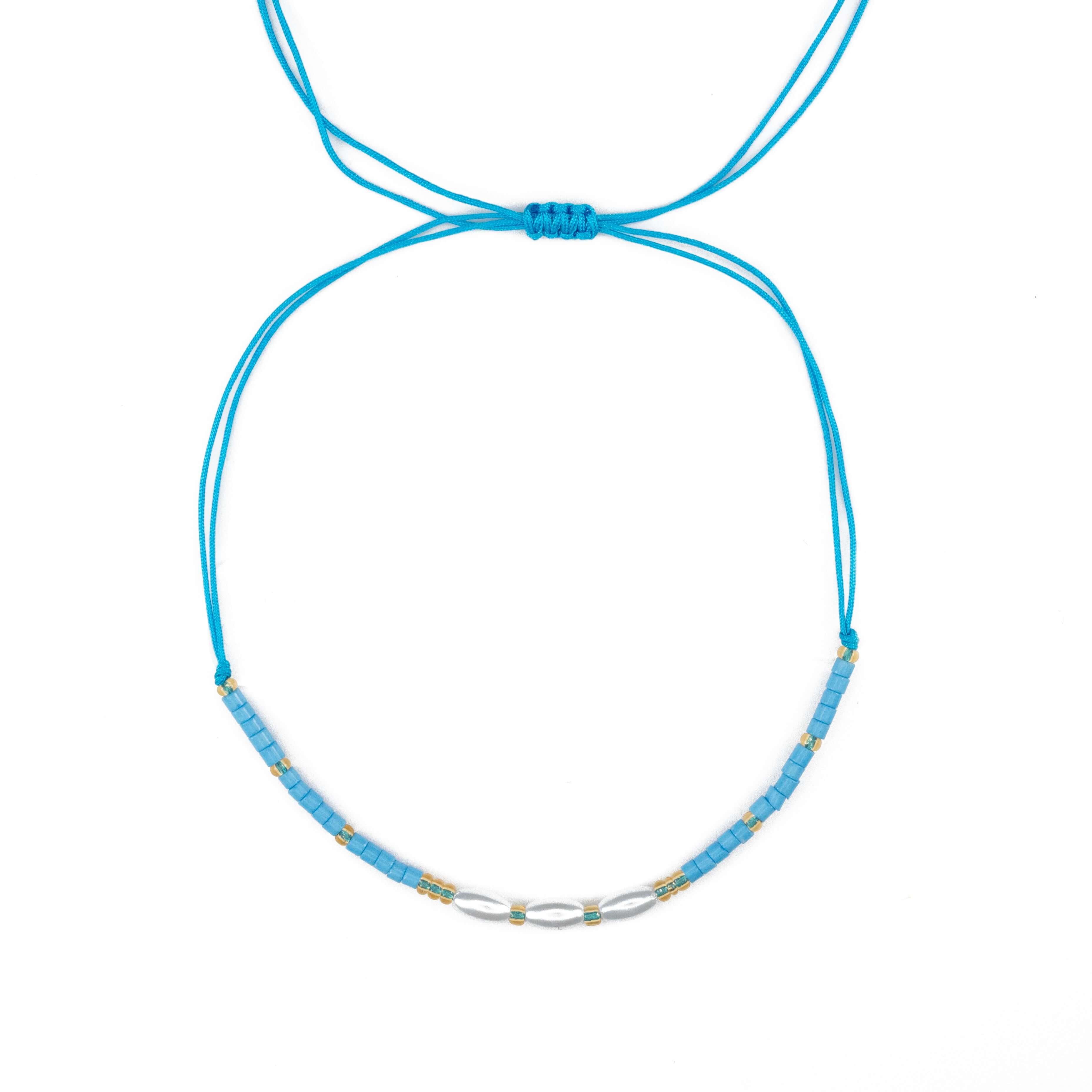 Бохо гривна за глезен с нежни мъниста в синьо и златисти акценти, регулируема и стилна.