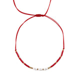 Елегантна бохо гривна за глезен с червен конец и нежни перли, регулируема и стилна