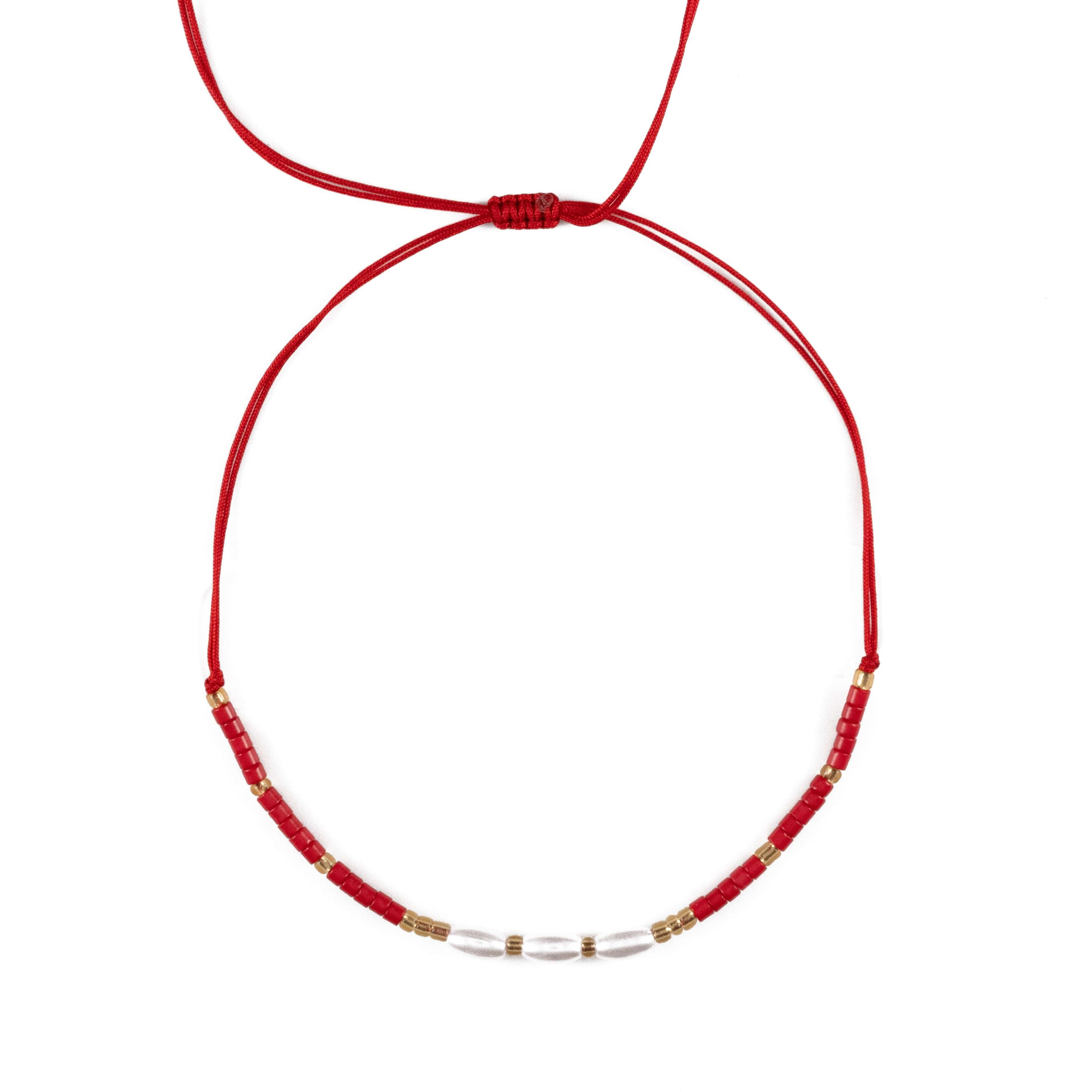 Елегантна бохо гривна за глезен с червен конец и нежни перли, регулируема и стилна