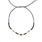 Бохо колиен с черни мъниста и цветни акценти, ръчно изработен аксесоар с регулируема дължина.