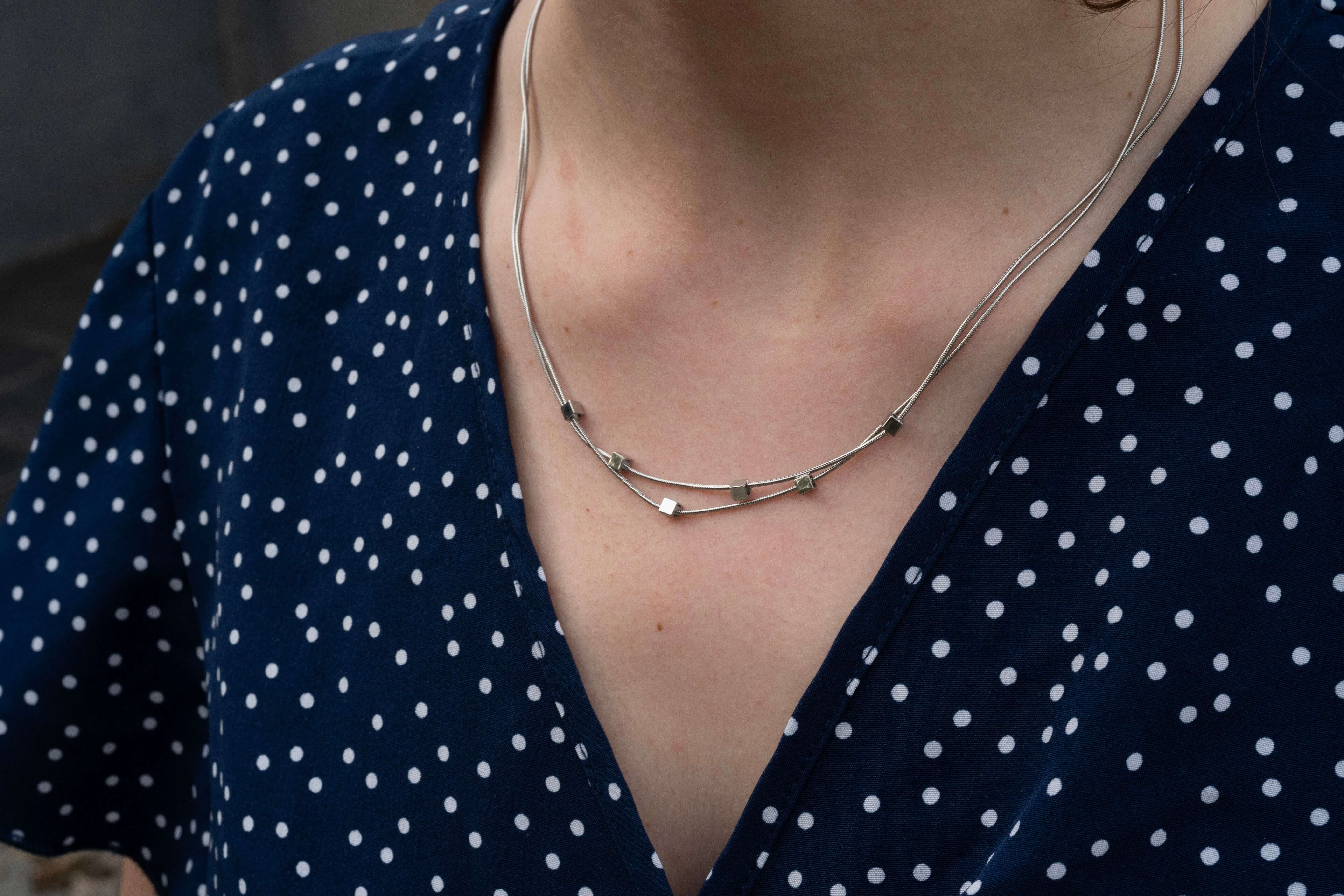 Двойно колие с плетка и кубчета, изработено от медицинска стомана с 16К златно покритие.