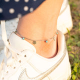 Гривна за глезен с детелина и тюркоазени мъниста, носеща късмет и спокойствие.