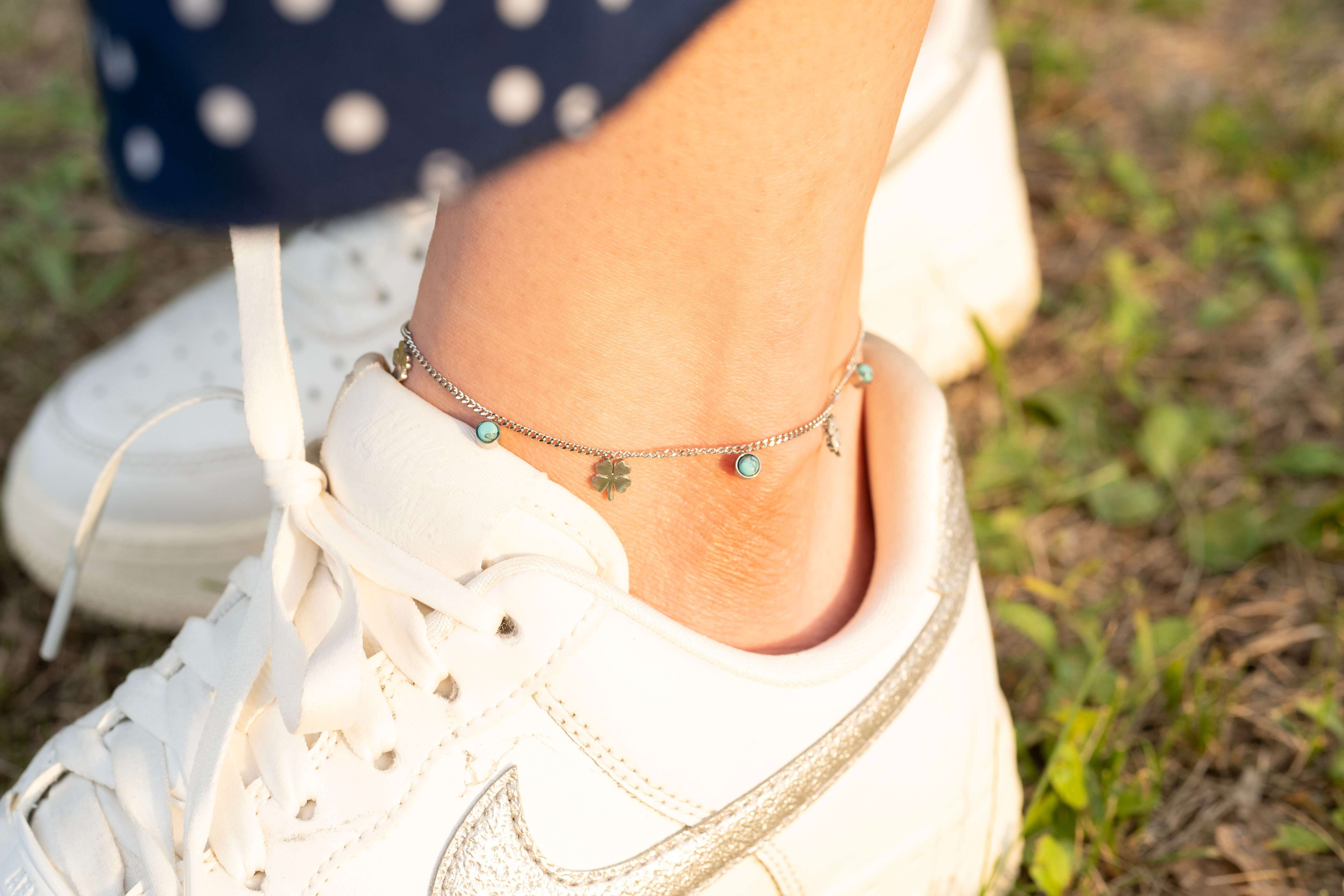 Гривна за глезен с детелина и тюркоазени мъниста, носеща късмет и спокойствие.