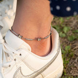 Гривна за глезен с пеперуди, стилен акцент за женствени и ежедневни облекла.