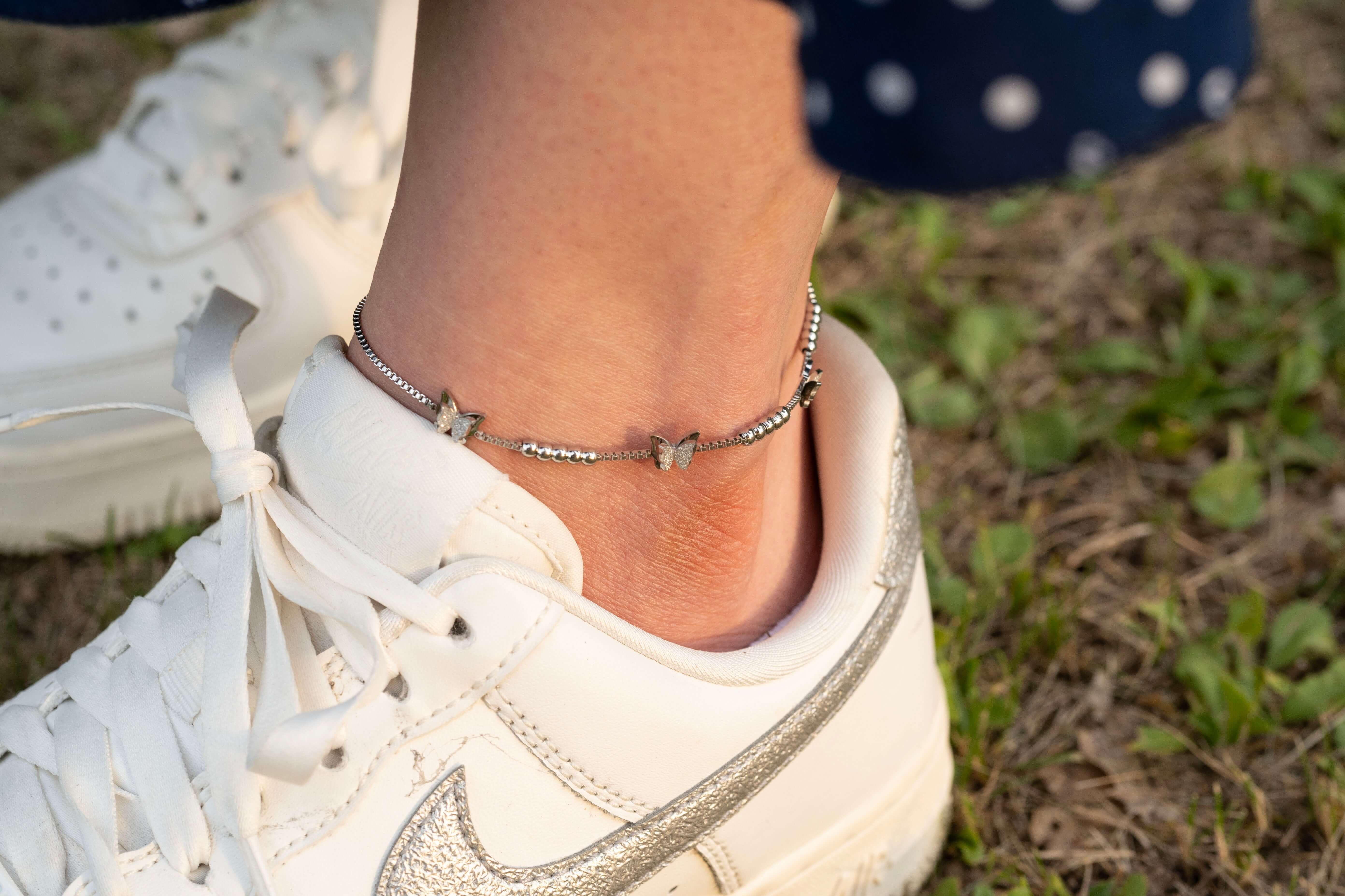 Гривна за глезен с пеперуди, стилен акцент за женствени и ежедневни облекла.