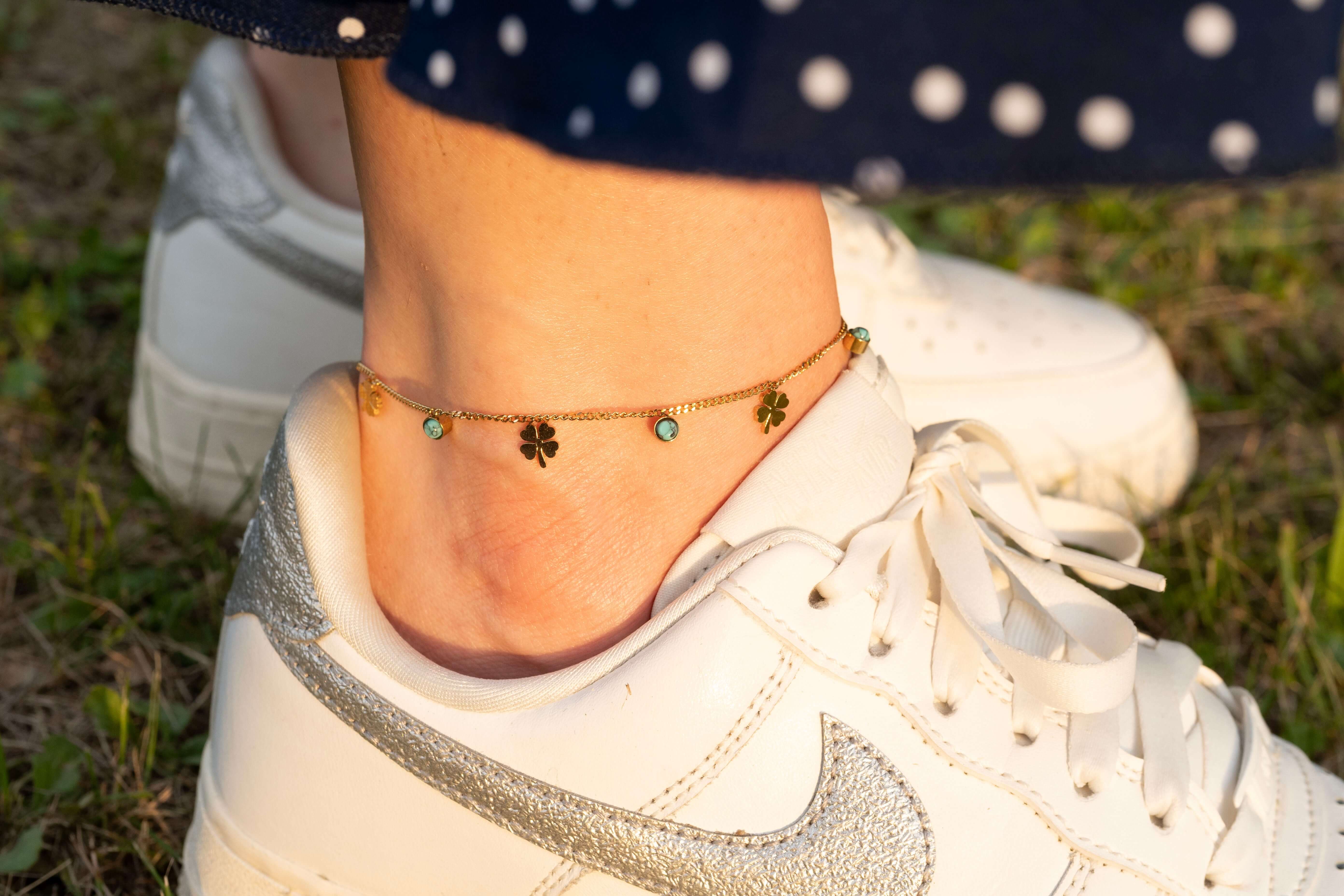 Гривна за глезен с детелина и тюркоазени мъниста, носеща късмет и свежест.