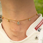 Гривна за глезен с блестящи капковидни циркониеви камъни, подходяща за стилни летни визии.