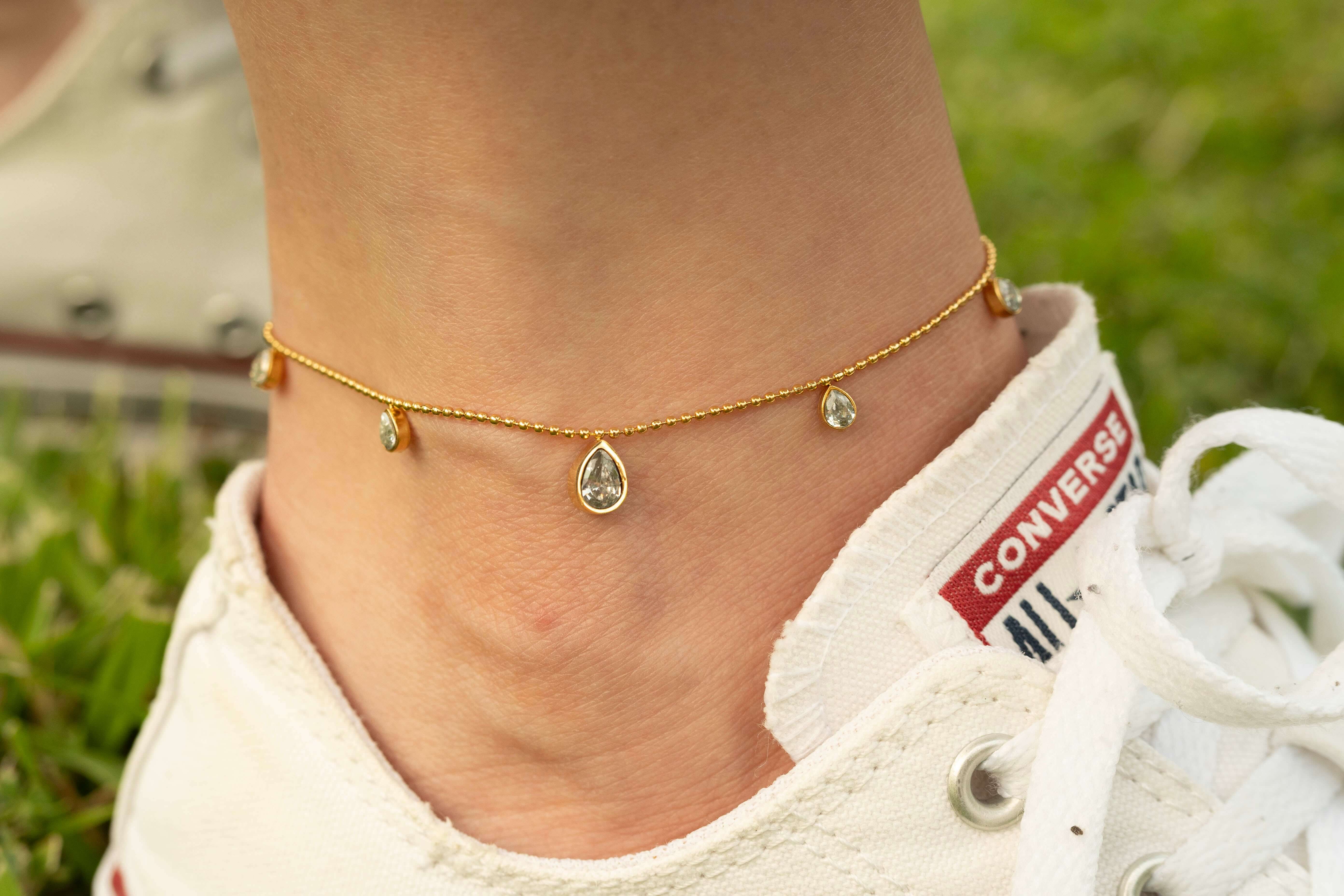 Гривна за глезен с блестящи капковидни циркониеви камъни, подходяща за стилни летни визии.