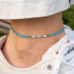 Бохо гривна за глезен с нежни перлички и фини мъниста, идеална за лятно облекло.