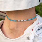 Бохо гривна за глезен с нежни перлички и фини мъниста, идеална за лятно облекло.