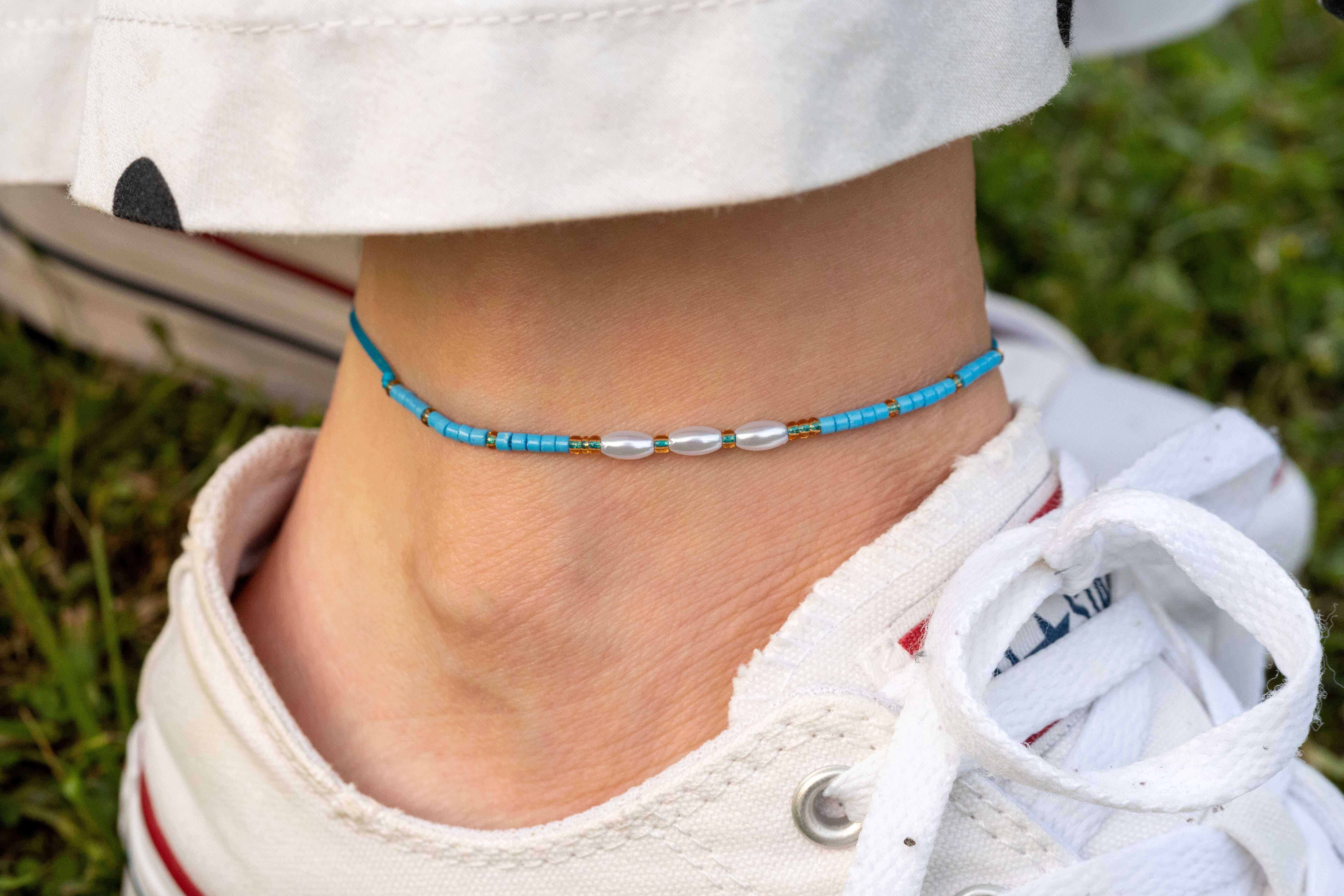 Бохо гривна за глезен с нежни перлички и фини мъниста, идеална за лятно облекло.