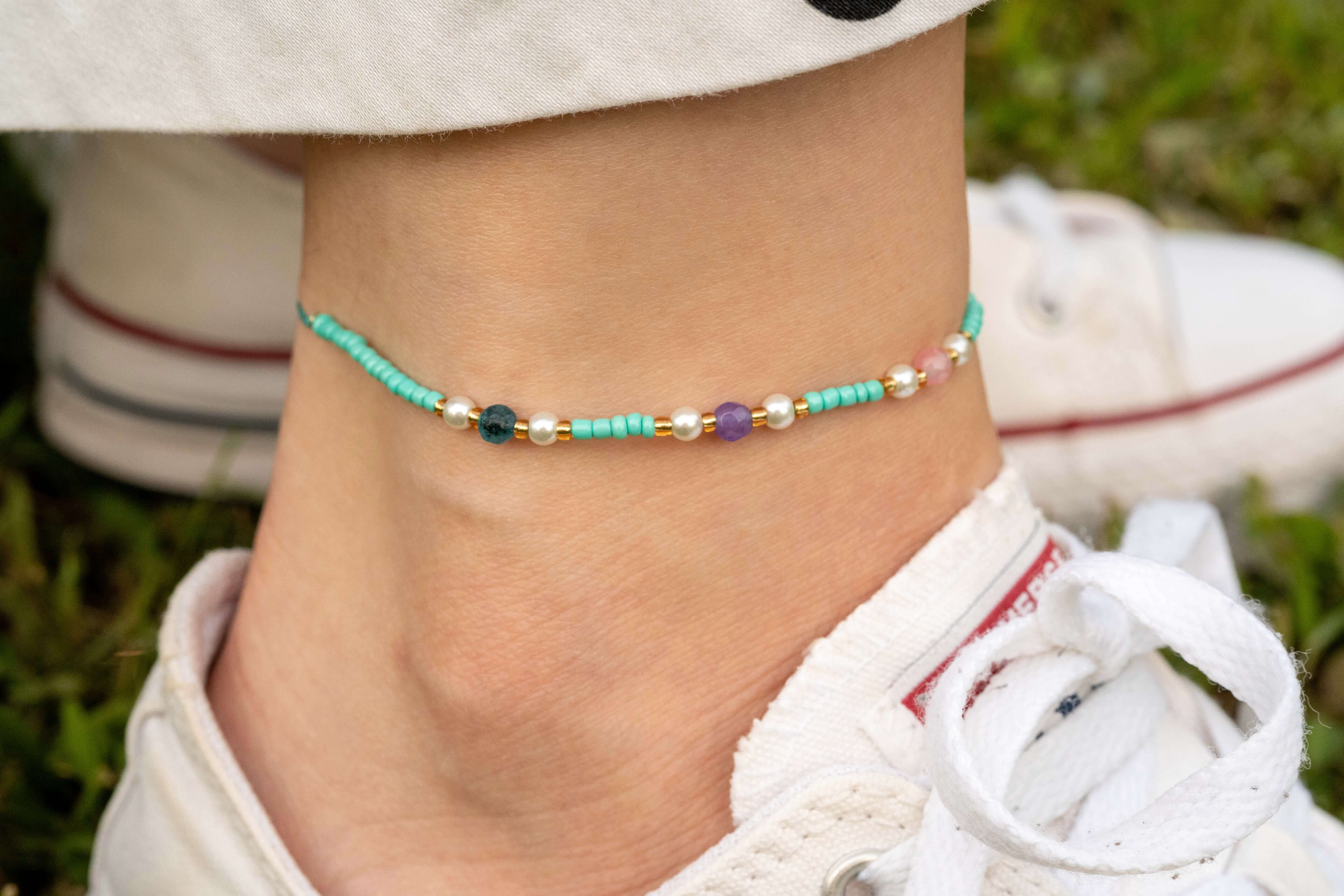 Бохо гривна за глезен с цветен текстилен конец и пъстри мъниста, регулируема и стилна.