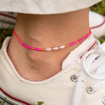 Бохо гривна за глезен от конец с нежни перли и цветни мъниста, стилна и регулируема.