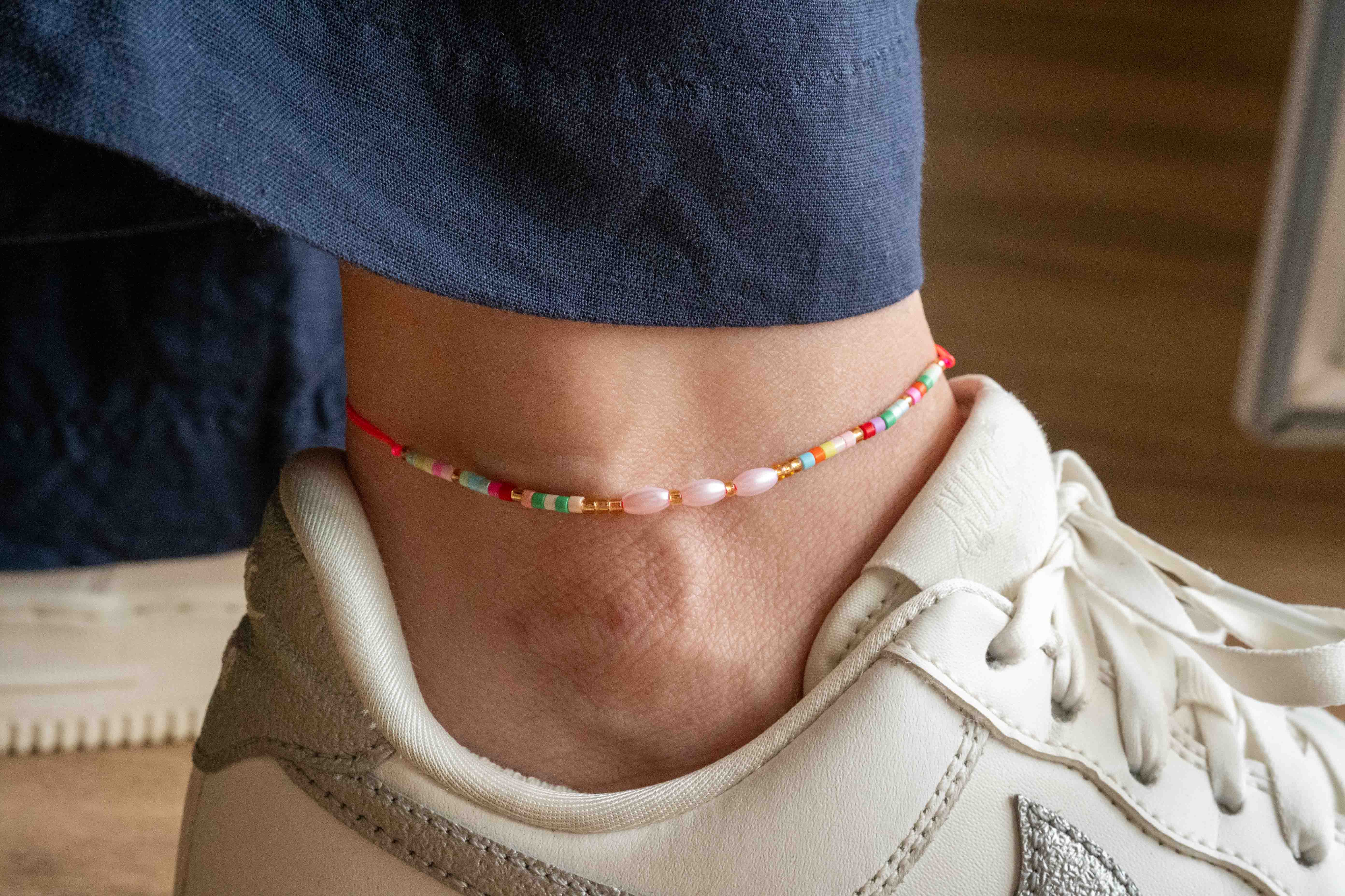 Бохо гривна за глезен от конец с перли, цветни мъниста, стилна и регулируема.