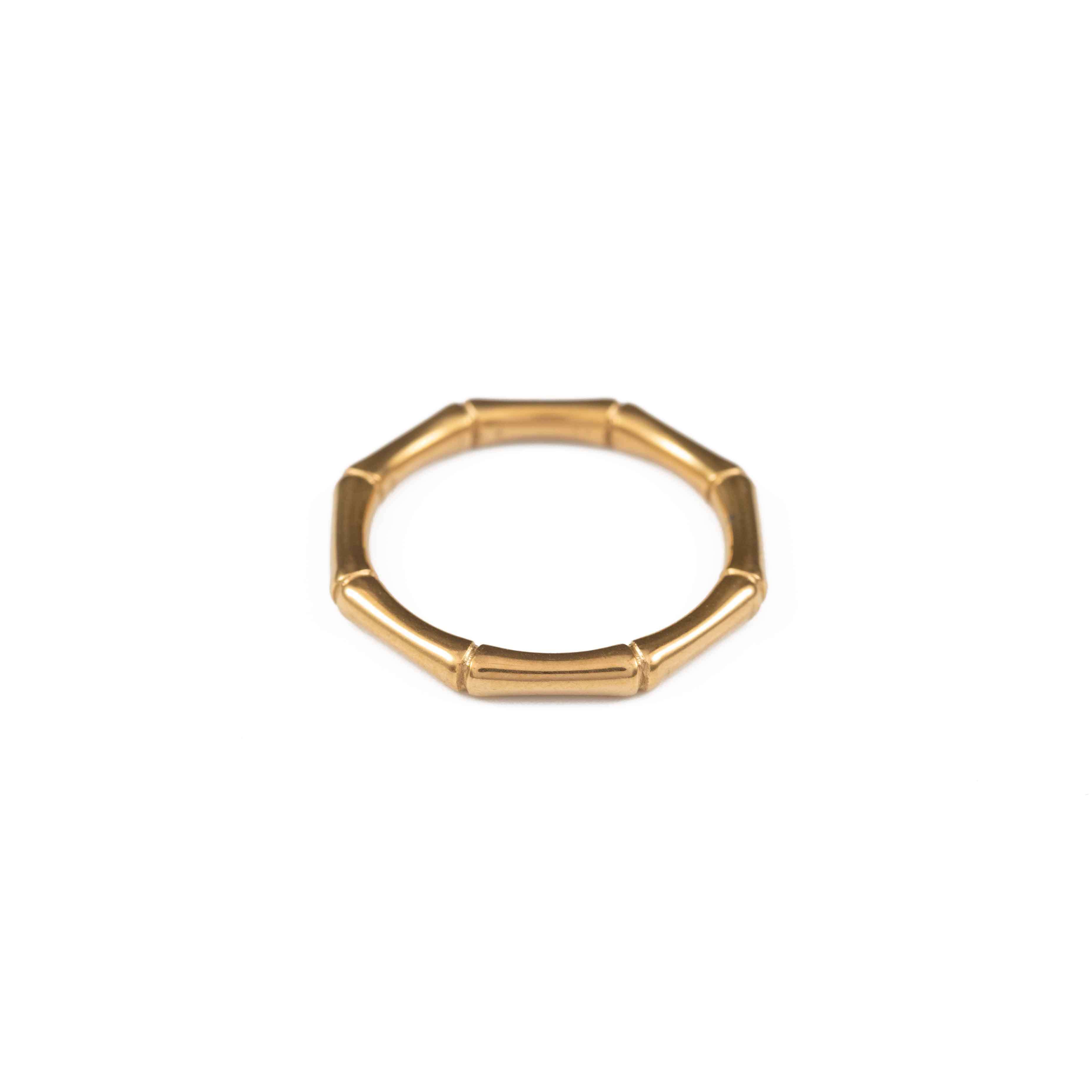 Елегантен пръстен от стомана Bone в златен цвят, с минималистичен дизайн и изчистен стил.